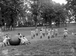 Les jeux de plein air dans le parc de la proprit