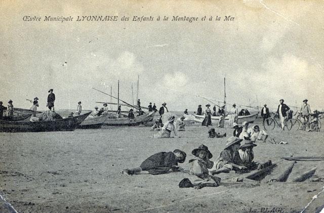 A la plage - Oeuvre Municipale Lyonnaise des Enfants  la Montagne et  la Mer