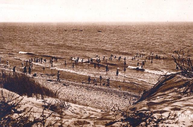 A la plage - Vacances Populaires Enfantines  La Couard-sur-Mer