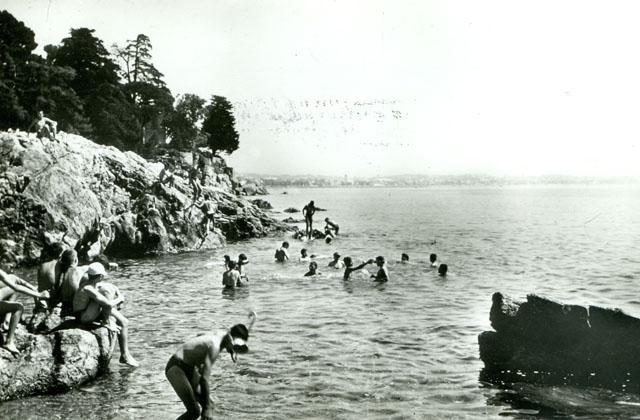 Baignade devant les rochers - Colonie 