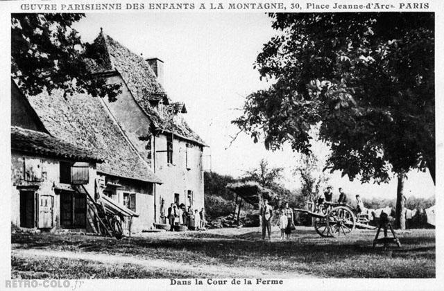 Dans la cour de la ferme - Oeuvre Parisienne des Enfants  la Montagne