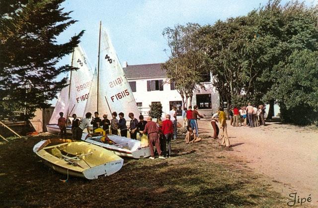 Devant les bateaux - Centre de Vacances de lArospatiale