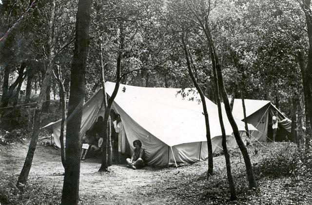 Devant les tentes - Colonie Le Rouergue