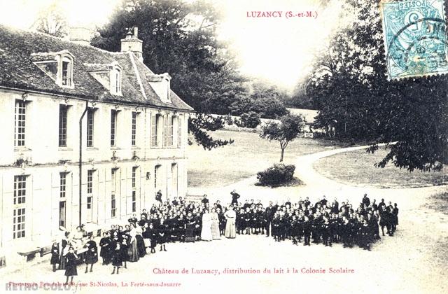 Distribution du lait  la Colonie scolaire - Luzancy