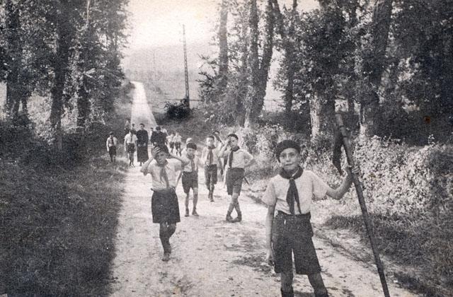 En excursion - Colonie de vacances au Manoir de Menneville