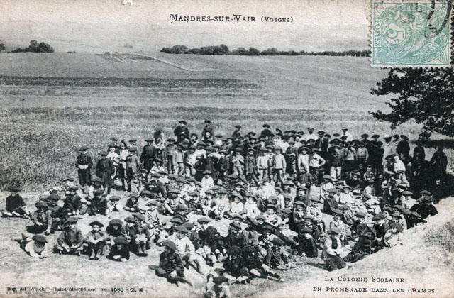 En promenade dans les champs - Colonie de Mandres-sur-Vair