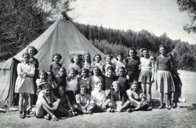 Groupe de filles devant leur tente - Colonie de Vacances du Pré Jantet