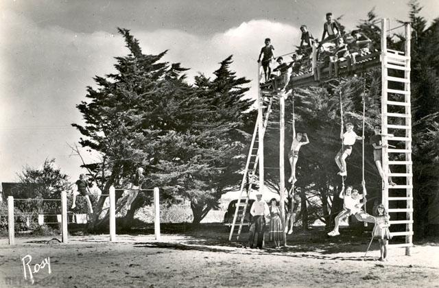 Jeu  la corde au portique - Colonie des PTT