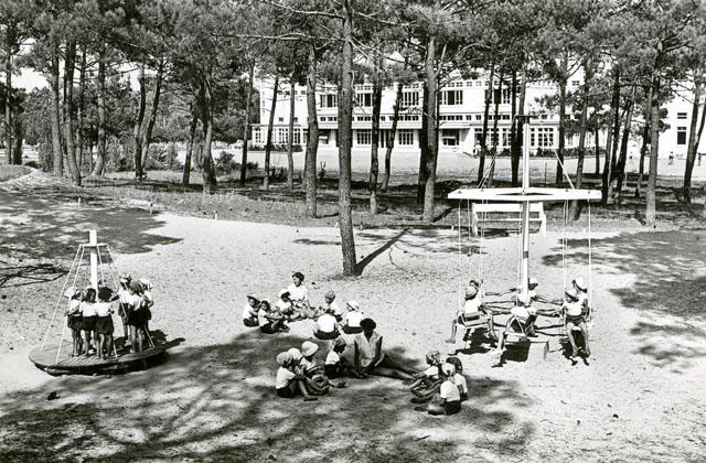 Jeux au portique - Colonie de Vacances de la ville dArgenteuil