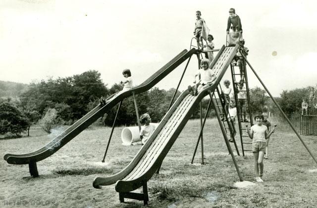 Jeux au toboggan - Colonie de vacances du Crdit Lyonnais