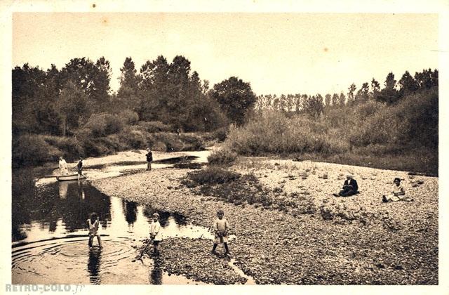 Jeux d'enfants au bord du ruisseau - Colonie de vacances  Flins