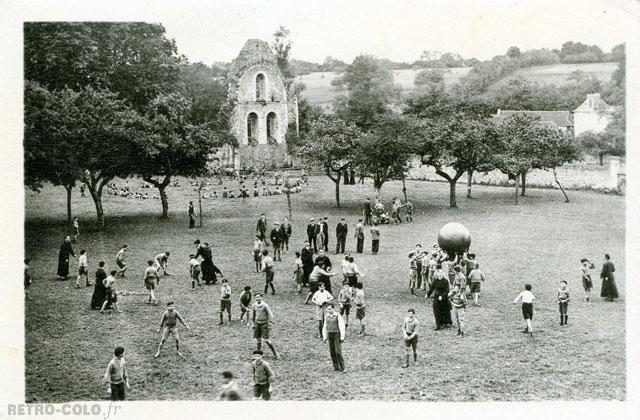 Jeux dans l'enclos - Colonie de Vacances Mancelle