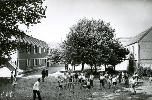 Jeux dans la cour - Colonie du Snnquet