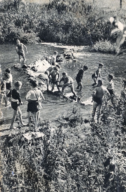 Jeux dans la rivire - Colonie de Vacances 