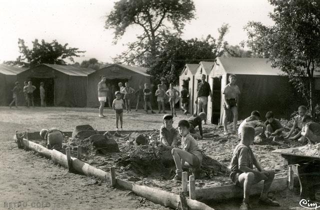 Jeux dans le bac  sable - Colonie de Vacances 