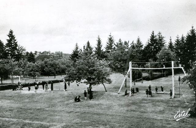 Jeux dans le parc - Colonie de vacances de Trfimetaux