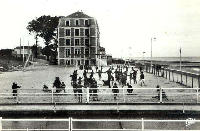 Jeux devant la plage - Colonie de Vacances 