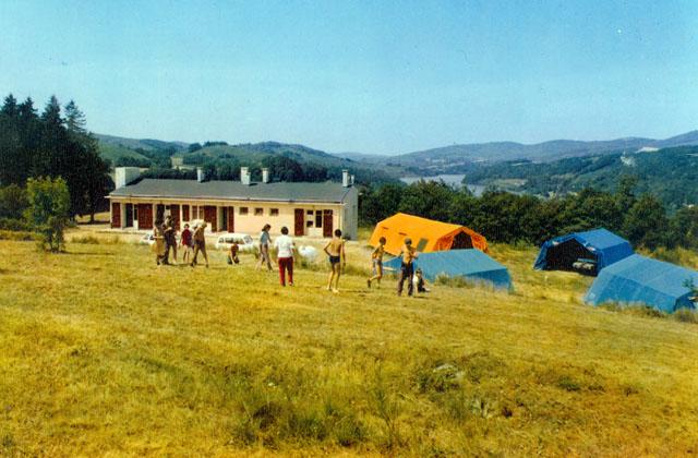 Jeux prs des tentes - Colonie de vacances de la Socit des Ciments Franais