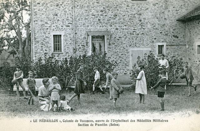 Jeux sur la pelouse - Colonie de vacances du Mdaillon