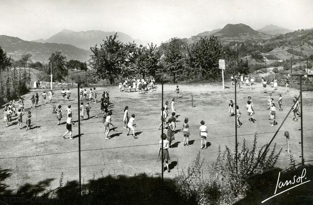 Jeux sur le terrain de sport - Colonie du Beau Site  Arvillard