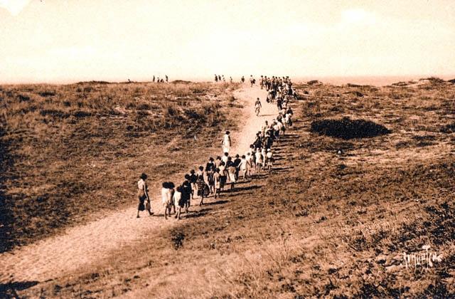 La marche vers la plage - Camp de lAlouette