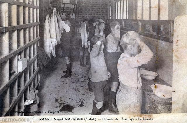 La toilette au lavabo - Colonie de l'Ermitage