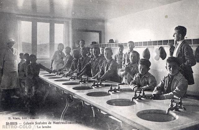 La toilette au lavabo - Colonie Scolaire de Montreuil-sous-Bois