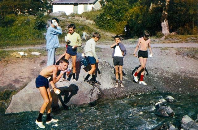 La toilette au ruisseau - Colonie 