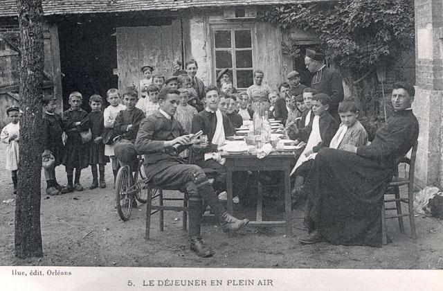 Le djeuner en plein air - Colonies de Vacances des Petits Orlanais