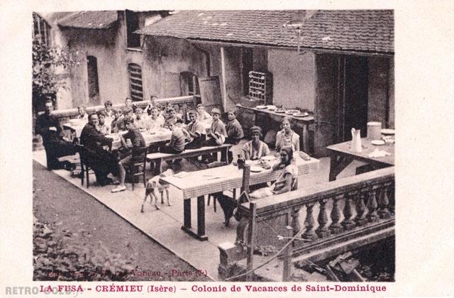 Le repas sur la terrasse - Colonie de Vacances de Saint-Dominique