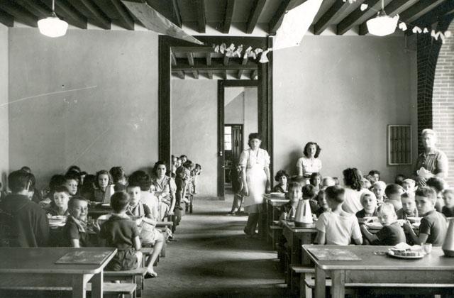 Les enfants  table - Colonie de Vacances de Saint-Ouen