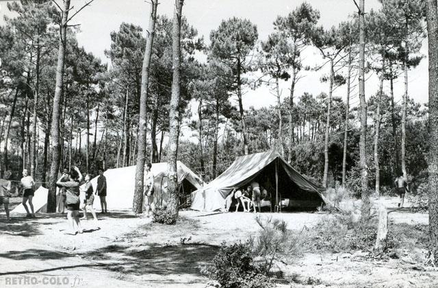 Partie de volley devant les tentes - Colonie de Vacances UFOVAL du Rhne