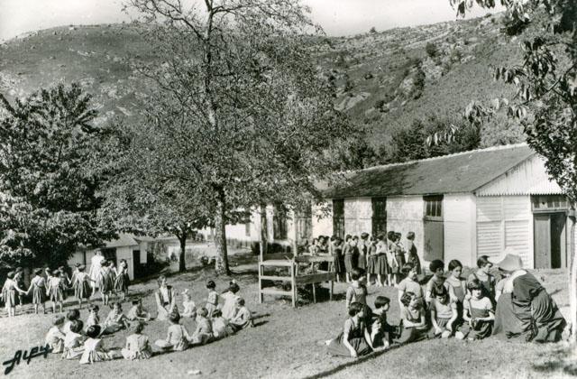 Ronde dans le parc - Colonie de Vacances de Batsurgure