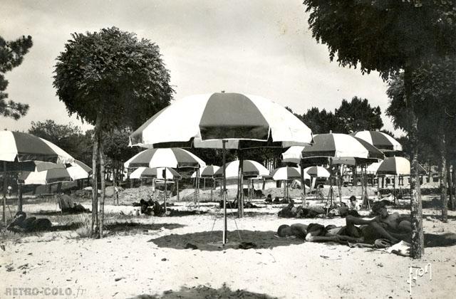 Sieste sous les parasols - Colonie de Saint-Hilaire-de-Riez