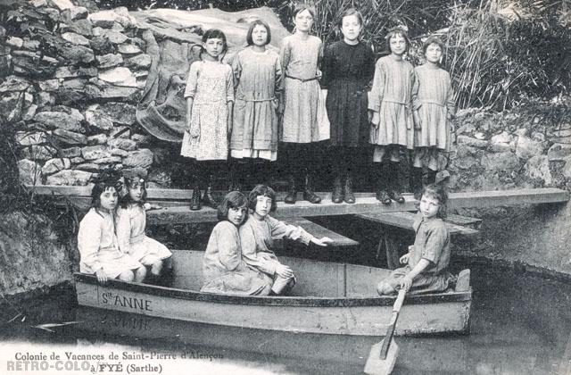 Sur une barque - Colonie de Vacances de Saint-Pierre dAlenon