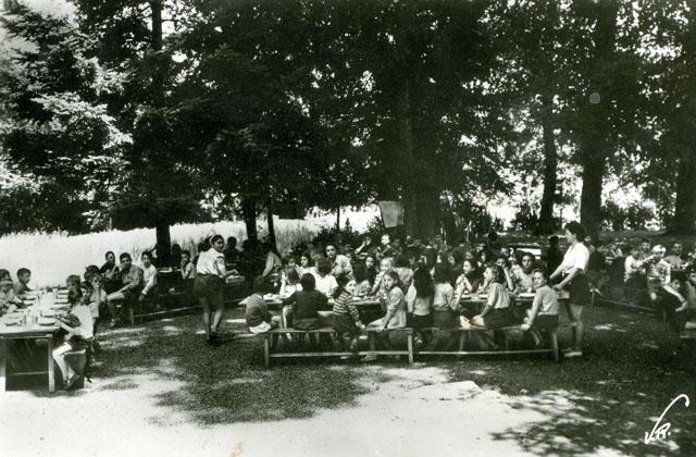 Un djeuner dans le parc - Colonie de Vacances de Coutivert