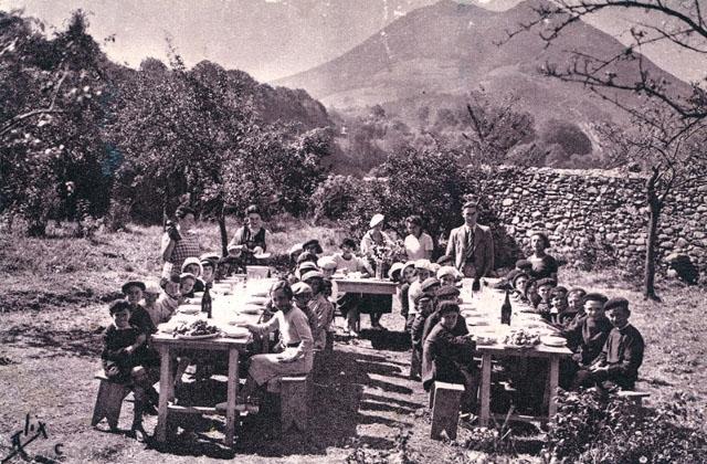 Un repas en plein air - Colonie Blayaise de Campan