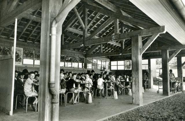 Un repas en plein air - Colonie de vacances des PEP de l'Eure