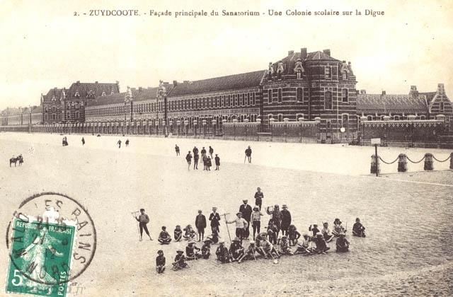 Une colonie scolaire sur la digue - Zuydcoote