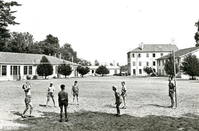 Une partie de volley - Colonie de Vacances aux Mathes