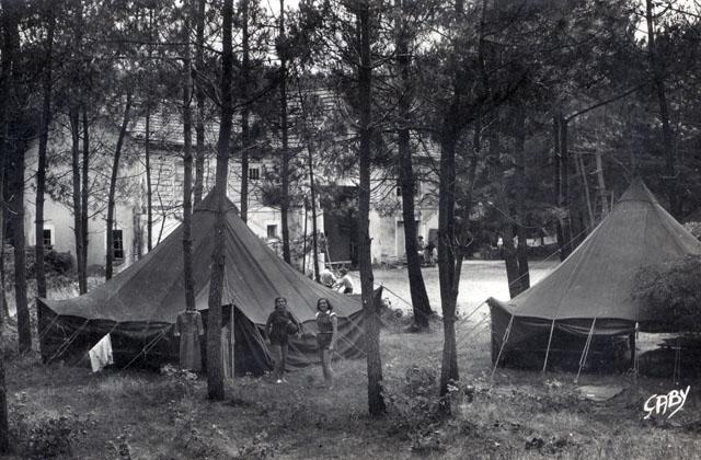 Fillettes devant leur tente - Colonie de Vacances de Fresnes
