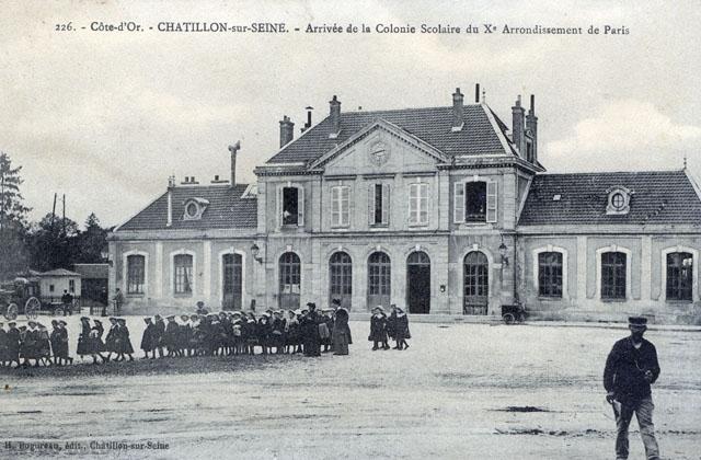 L'arrive des enfants - Colonie Scolaire de Chtillon-sur-Seine