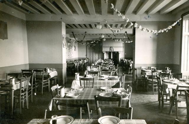 La salle  manger dcore - Colonie de vacances  Bossay-sur-Claise