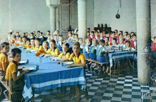Les enfants  table - Colonie de vacances  l'Abbaye de Valloires