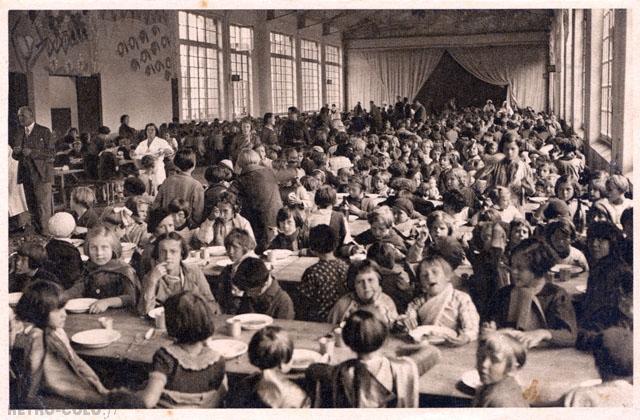 Les enfants  table - Colonie scolaire municipale Joseph-Antoine